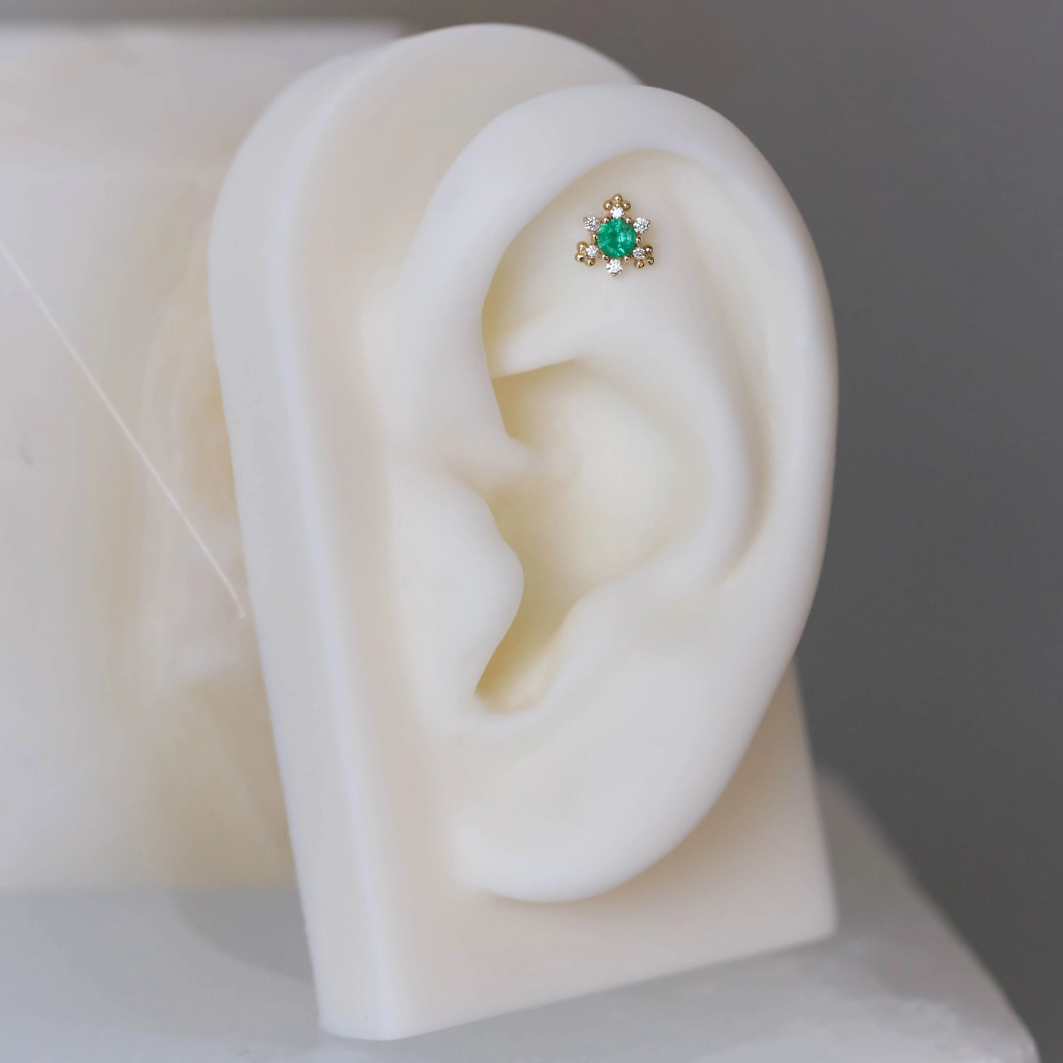 Bayle with Emerald and Diamonds 18g/16g Threaded End