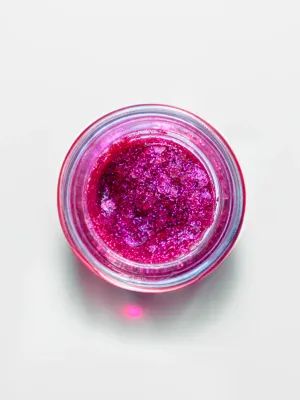 MAGENTA PLANT-BASED GEL BODY GLITTER