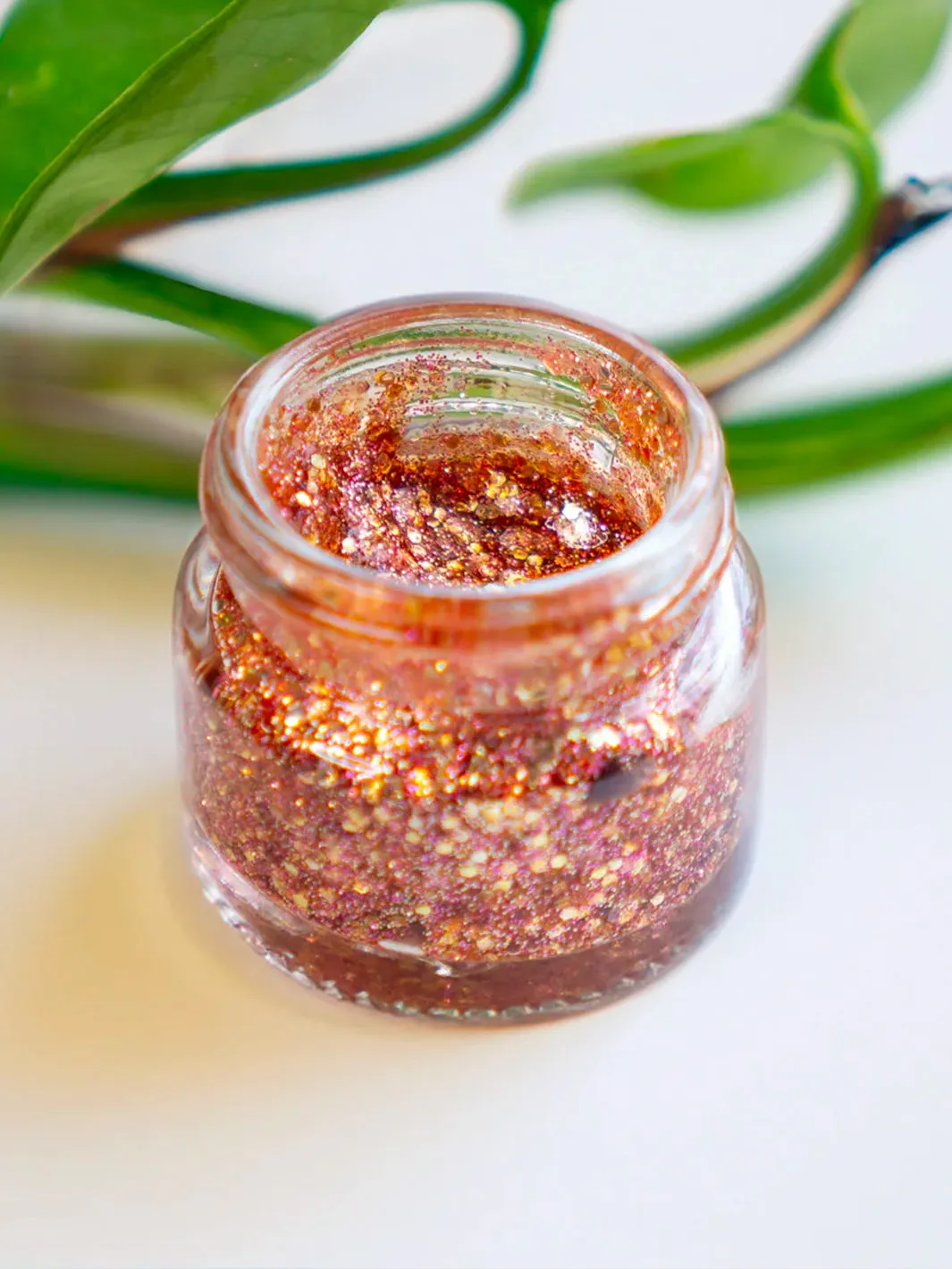 ROSE GOLD PLANT-BASED GEL BODY GLITTER