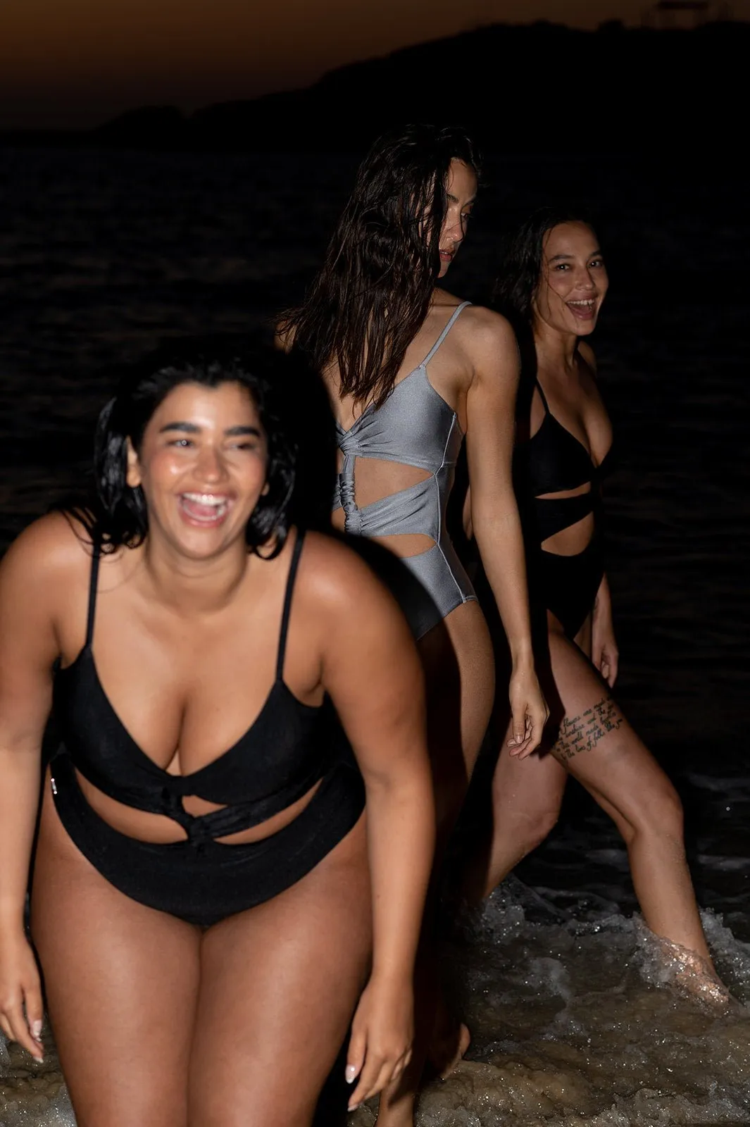 Wave One Piece Shiny Black
